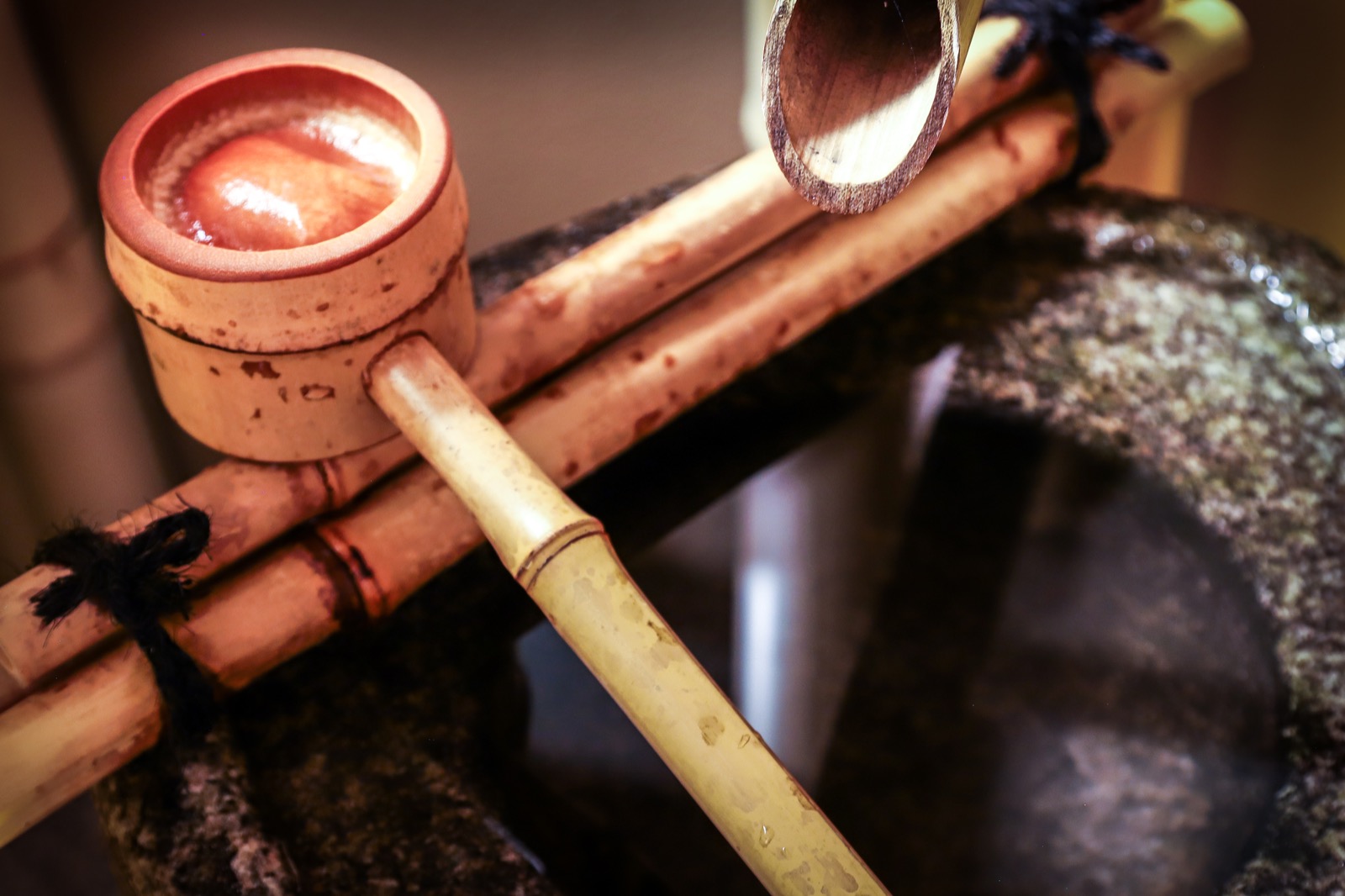 Séjour - Kyoto - Faire l'expérience d'une maison de ville Machiya (fontaine tsukubai)